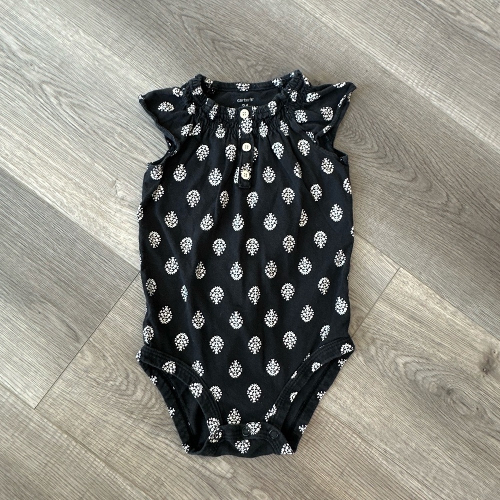 10/20$ Carter's Black and White Floral Baby Onesie/bodysuit size 24m